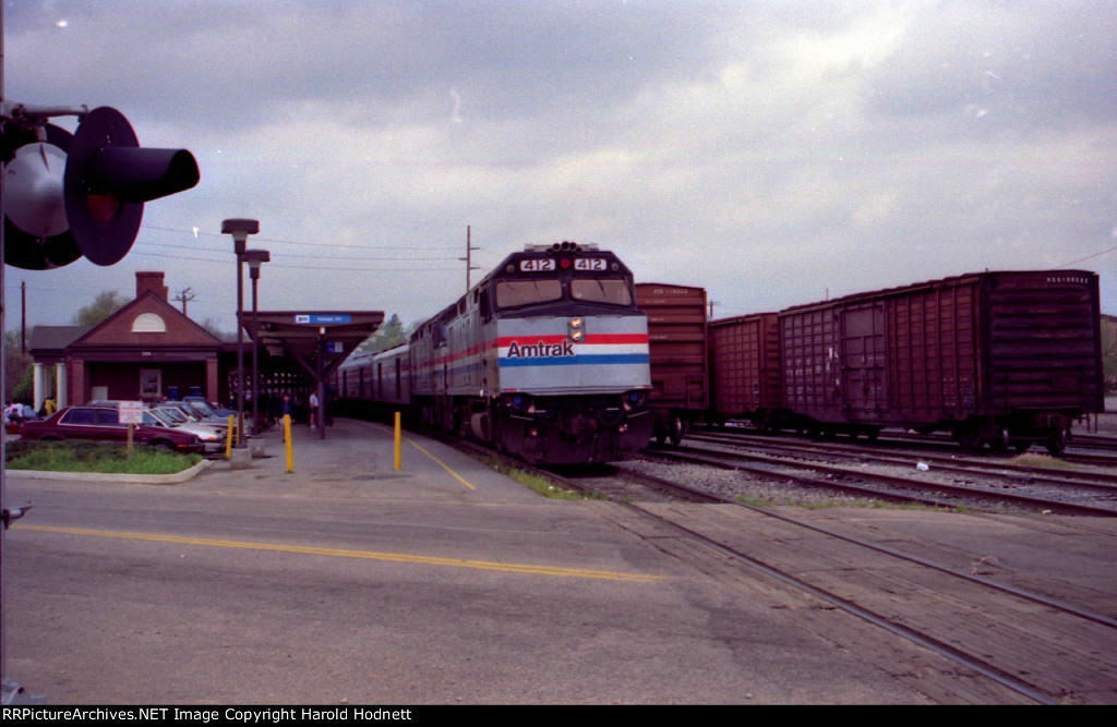 AMTK 412 leads the Silver Star into the station